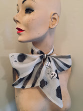 Load image into Gallery viewer, Valerj Pobega Surma Pierrot scarf
